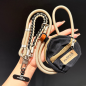 Collier Téléphone Cordon Long Tressé Bicolore Marron avec Mini Pochette Collier Téléphone Cordon Long Tressé Bicolore Marron avec Mini Pochette