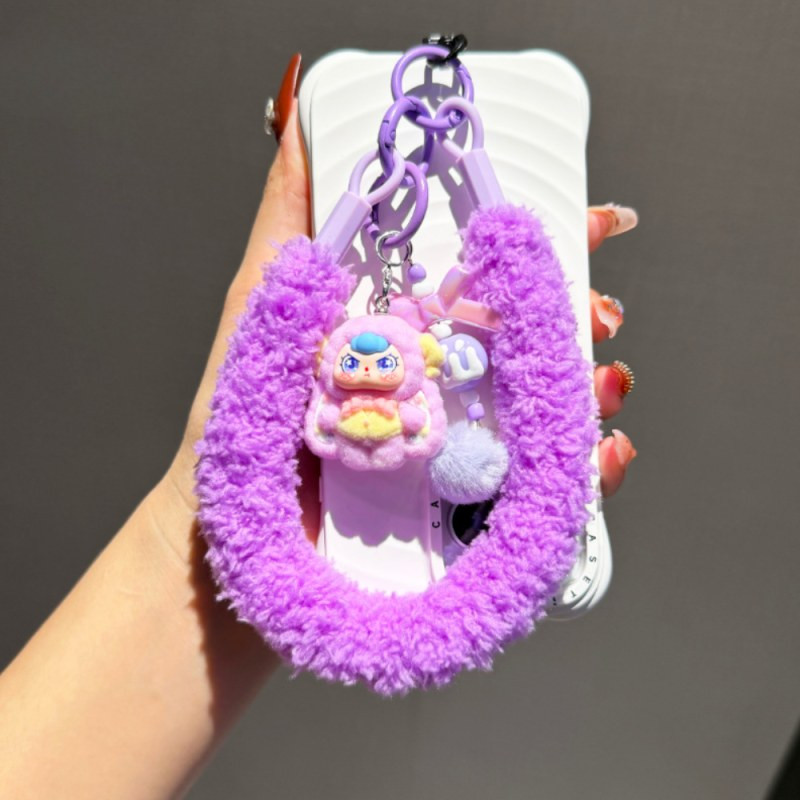 Lanière téléphone poignet ECO – Moelleuse violet porte-clés poupée et pompon Lanière téléphone poignet ECO – Moelleuse violet porte-clés poupée et pompon
