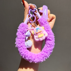 Lanière Téléphone Poignet Moelleuse Violet avec Porte-clés Poupée et Pompon - B — ECO · Smarty Paris 18e
