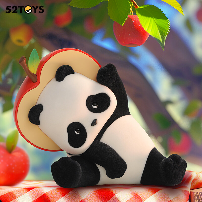 Peluche Panda Roll Édition Limitée Minded Panda with Apple Hat PVC/ABS 52TOYS - 23cm · Smarty Paris