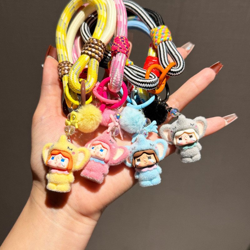 Lanière Téléphone Poignet Moelleuse Rose avec Porte-clés Poupée — ECO · Smarty Paris 18e