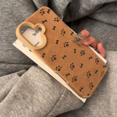 Coque simili daim toucher doux ECO pour iPhone – Patte de chat et os, brun