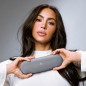 Enceinte Bluetooth portable Beats Pill x Kim Kardashian – 24 h IP67 USB-C MAX44LL/A Gris foncé Enceinte Bluetooth portable Beats Pill x Kim Kardashian – 24 h IP67 USB-C MAX44LL/A Gris foncé