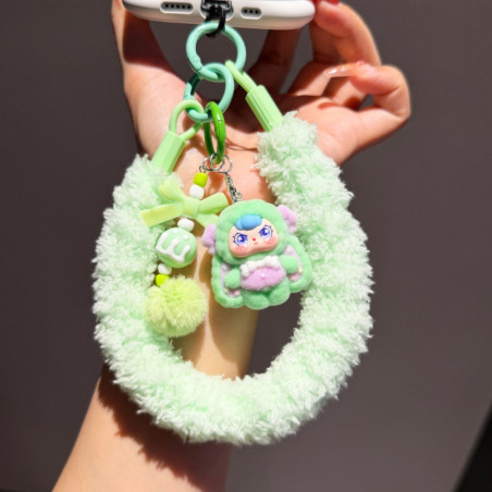 Lanière téléphone poignet ECO – Moelleuse vert porte-clés poupée et pompon