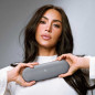 Enceinte Bluetooth portable Beats Pill x Kim Kardashian – 24 h IP67 USB-C MAX44LL/A Gris foncé Enceinte Bluetooth portable Beats Pill x Kim Kardashian – 24 h IP67 USB-C MAX44LL/A Gris foncé
